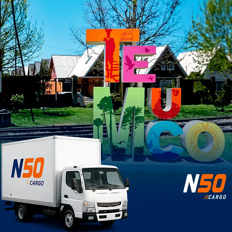 Operarios reforzando el embalaje y revisando mercadería antes de despacharla a Temuco